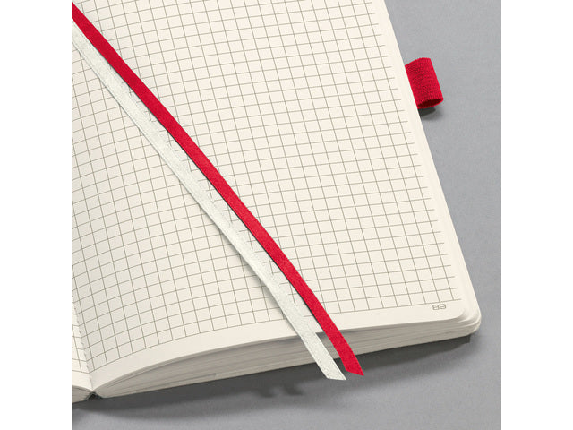 Notitieboek Conceptum Pure A4 rood 5mm ruit softcover. Nummerde pagina's, inhoudsopgave, sluiting dmv elastiek, lus voor pen, 2 leeslintjes. 194 pagina's 80 grams chamoiskleurig papier. PEFC-gecertificeerd.