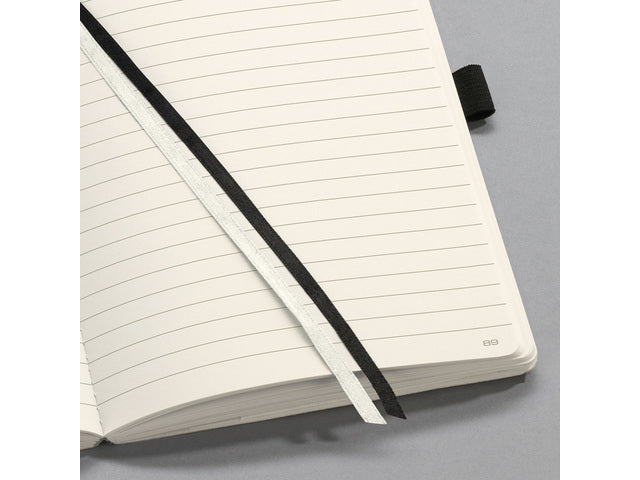Notitieboek Conceptum Pure A5 zwart gelinieerd softcover. Nummerde pagina's, inhoudsopgave, sluiting dmv elastiek, lus voor pen, 2 leeslintjes. 194 pagina's 80 grams chamoiskleurig papier. PEFC-gecertificeerd.