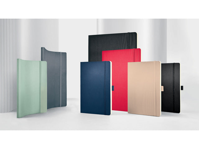 Notitieboek Conceptum Pure A5 zwart gelinieerd softcover. Nummerde pagina's, inhoudsopgave, sluiting dmv elastiek, lus voor pen, 2 leeslintjes. 194 pagina's 80 grams chamoiskleurig papier. PEFC-gecertificeerd.