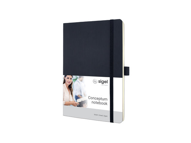 Notitieboek Conceptum Pure A5 zwart gelinieerd softcover. Nummerde pagina's, inhoudsopgave, sluiting dmv elastiek, lus voor pen, 2 leeslintjes. 194 pagina's 80 grams chamoiskleurig papier. PEFC-gecertificeerd.