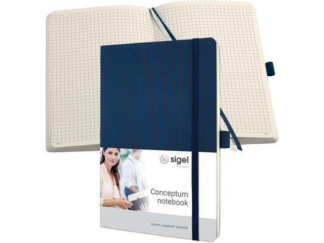 Notitieboek Conceptum Pure A5 blauw 5mm ruit softcover. Nummerde pagina's, inhoudsopgave, sluiting dmv elastiek, lus voor pen, 2 leeslintjes. 194 pagina's 80 grams chamoiskleurig papier. PEFC-gecertificeerd.