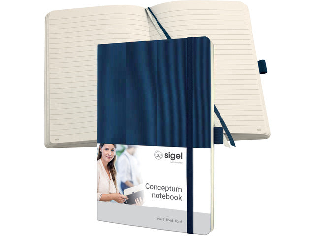 Notitieboek Conceptum Pure A5 blauw gelinieerd softcover. Nummerde pagina's, inhoudsopgave, sluiting dmv elastiek, lus voor pen, 2 leeslintjes. 194 pagina's 80 grams chamoiskleurig papier. PEFC-gecertificeerd.