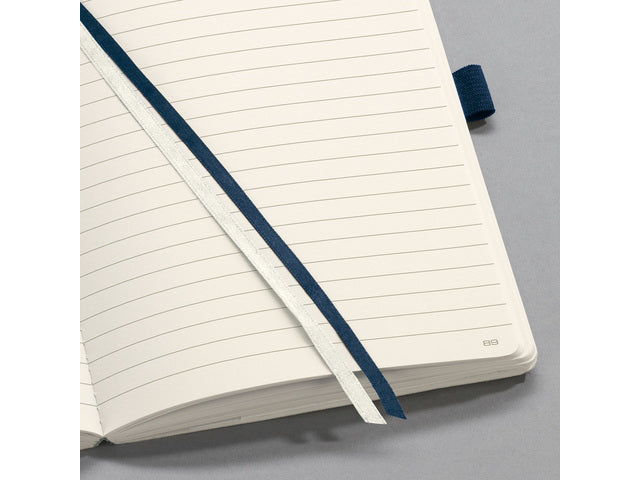 Notitieboek Conceptum Pure A5 blauw gelinieerd softcover. Nummerde pagina's, inhoudsopgave, sluiting dmv elastiek, lus voor pen, 2 leeslintjes. 194 pagina's 80 grams chamoiskleurig papier. PEFC-gecertificeerd.