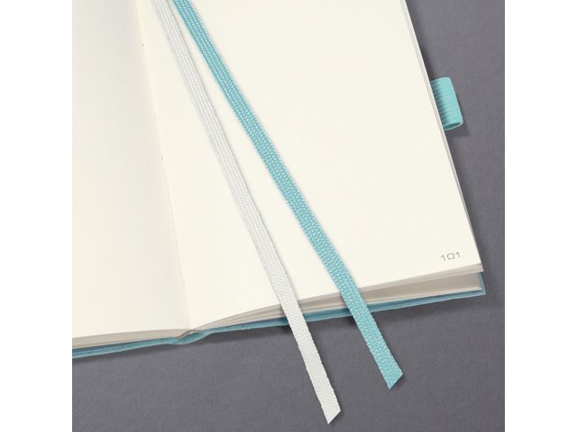 Notitieboek Conceptum A6 Look Felt blanco softcover lichtblauw. Nummerde pagina's, inhoudsopgave, sluiting dmv elastiek, lus voor pen, 2 leeslintjes. 194 pagina's 80 grams chamoiskleurig papier. PEFC-gecertificeerd.