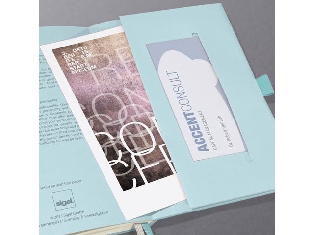 Notitieboek Conceptum A6 Look Felt blanco softcover lichtblauw. Nummerde pagina's, inhoudsopgave, sluiting dmv elastiek, lus voor pen, 2 leeslintjes. 194 pagina's 80 grams chamoiskleurig papier. PEFC-gecertificeerd.