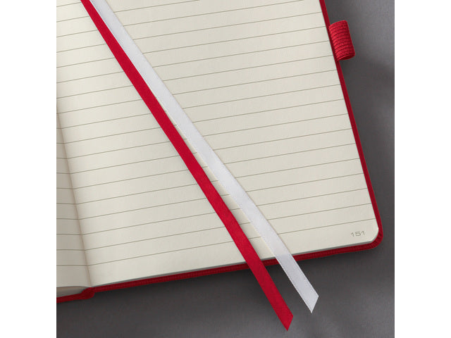 Notitieboek Conceptum Pure A4 Rood gelinieerd hardcover, genummerde pagina's, inhoudsopgave, sluiting dmv elastiek, lus voor pen, 194 pagina's 80 grams chamoiskleurig papier. PEFC-gecertificeerd 213x295x20mm
