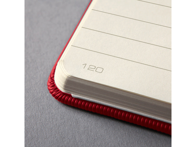 Notitieboek Conceptum Pure A4 Rood gelinieerd hardcover, genummerde pagina's, inhoudsopgave, sluiting dmv elastiek, lus voor pen, 194 pagina's 80 grams chamoiskleurig papier. PEFC-gecertificeerd 213x295x20mm