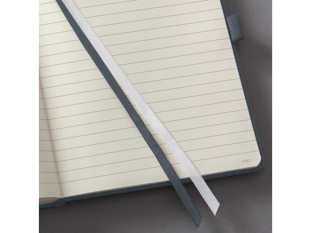 Notitieboek Conceptum A4 donkergrijs gelinieerd hardcover, genummerde pagina's, inhoudsopgave, sluiting dmv elastiek, lus voor pen, 194 pagina's 80 grams chamoiskleurig papier. PEFC-gecertificeerd. 213x295x20 mm