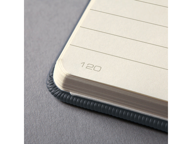 Notitieboek Conceptum A4 donkergrijs gelinieerd hardcover, genummerde pagina's, inhoudsopgave, sluiting dmv elastiek, lus voor pen, 194 pagina's 80 grams chamoiskleurig papier. PEFC-gecertificeerd. 213x295x20 mm