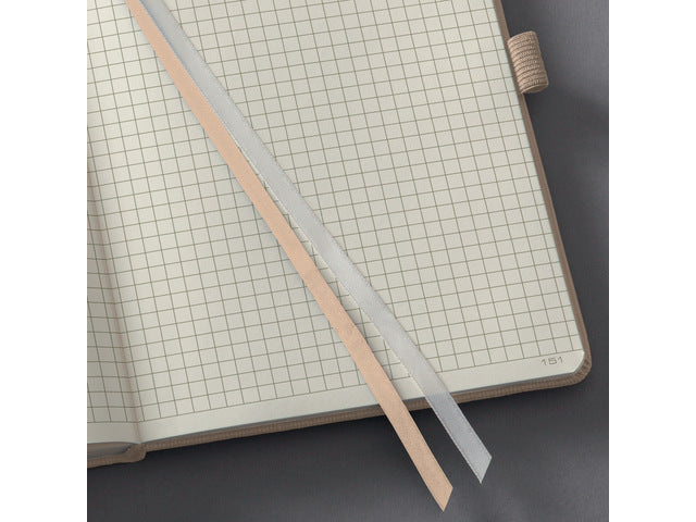 Notitieboek Conceptum A5 Beige 5mm ruit hardcover. Nummerde pagina's, inhoudsopgave, sluiting dmv elastiek, lus voor pen, 2 leeslintjes. 194 pagina's 80 grams chamoiskleurig papier. PEFC-gecertificeerd