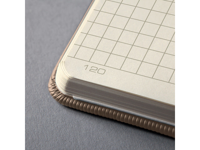 Notitieboek Conceptum A5 Beige 5mm ruit hardcover. Nummerde pagina's, inhoudsopgave, sluiting dmv elastiek, lus voor pen, 2 leeslintjes. 194 pagina's 80 grams chamoiskleurig papier. PEFC-gecertificeerd