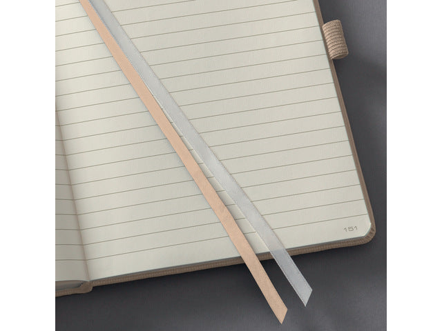 Notitieboek Conceptum A5 Beige gelinieerd hardcover. Nummerde pagina's, inhoudsopgave, sluiting dmv elastiek, lus voor pen, 2 leeslintjes. 194 pagina's 80 grams chamoiskleurig papier. PEFC-gecertificeerd