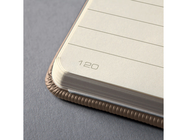 Notitieboek Conceptum A5 Beige gelinieerd hardcover. Nummerde pagina's, inhoudsopgave, sluiting dmv elastiek, lus voor pen, 2 leeslintjes. 194 pagina's 80 grams chamoiskleurig papier. PEFC-gecertificeerd