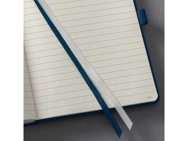 Notitieboek Conceptum Pure A5 donkerblauw gelinieerd hardcover. Nummerde pagina's, inhoudsopgave, sluiting dmv elastiek, lus voor pen, 2 leeslintjes. 194 pagina's 80 grams chamoiskleurig papier. PEFC-gecertificeerd