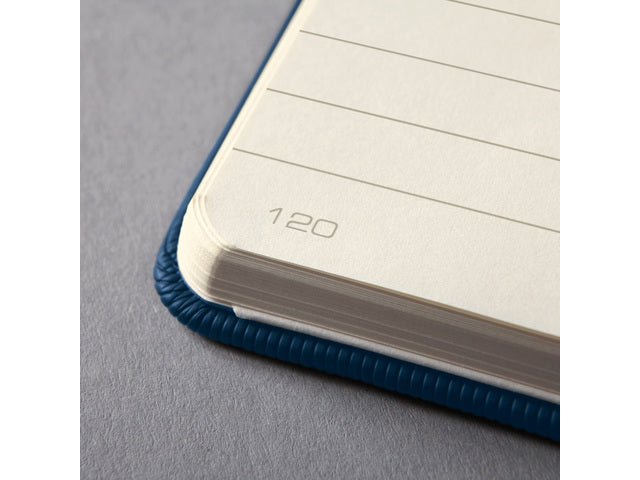 Notitieboek Conceptum Pure A5 donkerblauw gelinieerd hardcover. Nummerde pagina's, inhoudsopgave, sluiting dmv elastiek, lus voor pen, 2 leeslintjes. 194 pagina's 80 grams chamoiskleurig papier. PEFC-gecertificeerd