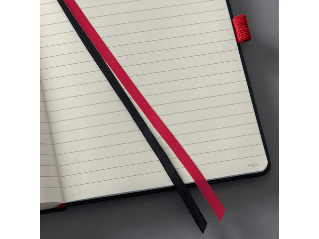 Notitieboek Conceptum RED Edition A4 zwart gelinieerd hardcover. Nummerde pagina's, inhoudsopgave, sluiting dmv elastiek, lus voor pen, 2 leeslintjes. 194 pagina's 80 grams chamoiskleurig papier. PEFC-gecertificeerd