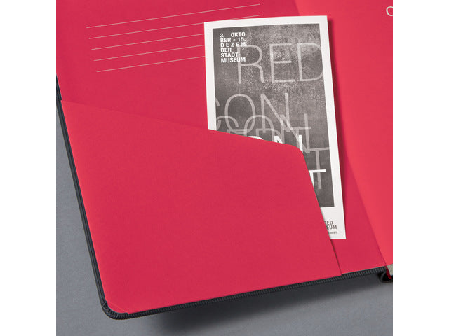 Notitieboek Conceptum RED Edition A5 zwart gelinieerd hardcover. Nummerde pagina's, inhoudsopgave, sluiting dmv elastiek, lus voor pen, 2 leeslintjes. 194 pagina's 80 grams chamoiskleurig papier. PEFC-gecertificeerd