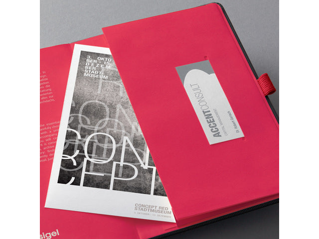 Notitieboek Conceptum RED Edition A5 zwart gelinieerd hardcover. Nummerde pagina's, inhoudsopgave, sluiting dmv elastiek, lus voor pen, 2 leeslintjes. 194 pagina's 80 grams chamoiskleurig papier. PEFC-gecertificeerd