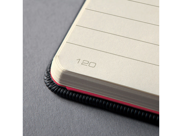 Notitieboek Conceptum RED Edition A5 zwart gelinieerd hardcover. Nummerde pagina's, inhoudsopgave, sluiting dmv elastiek, lus voor pen, 2 leeslintjes. 194 pagina's 80 grams chamoiskleurig papier. PEFC-gecertificeerd