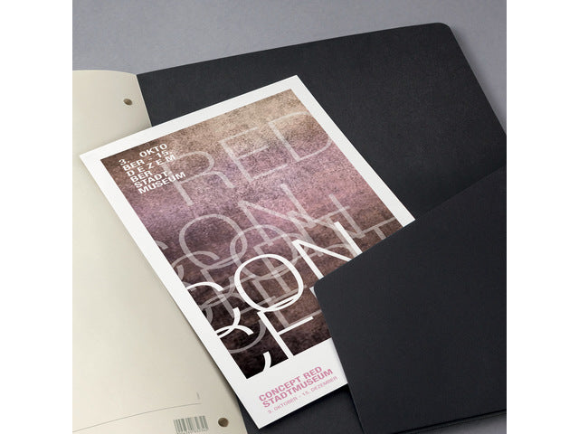 Schrijfblok Conceptum A4 zwart gelinieerd hardcover 120 pagina's 80 grams chamoiskleurig papier. Ontmoet snelzak. 4-voudige perforatie, kopregel voor datum. PEFC-gecertificeerd