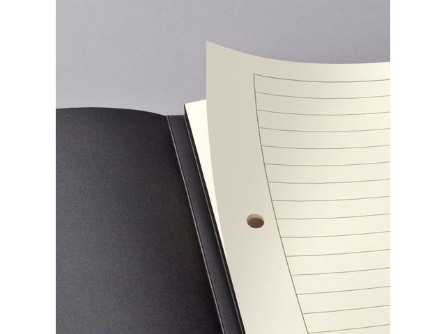 Schrijfblok Conceptum A5 zwart gelinieerd hardcover. 120 pagina's 80 grams chamoiskleurig papier. Ontmoet snelzak. 4-voudige perforatie, kopregel voor datum. PEFC-gecertificeerd.