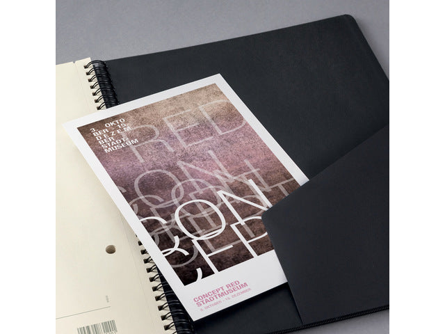 Notitieblok Conceptum A5 zwart gelinieerd hardcover. 160 pagina's 80 grams chamoiskleurig papier.M et quickpocket. 4-voudige perforatie, kopregel voor datum. PEFC-gecertificeerd