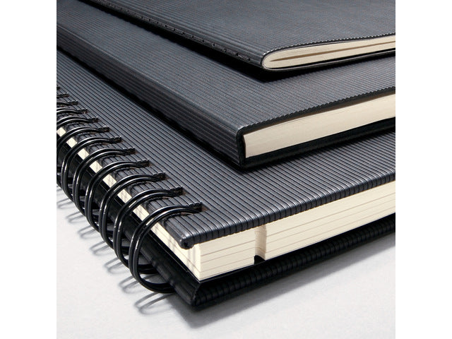 Notitieblok Conceptum A5 zwart gelinieerd hardcover. 160 pagina's 80 grams chamoiskleurig papier.M et quickpocket. 4-voudige perforatie, kopregel voor datum. PEFC-gecertificeerd