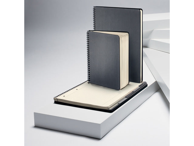 Notitieblok Conceptum A5 zwart gelinieerd hardcover. 160 pagina's 80 grams chamoiskleurig papier.M et quickpocket. 4-voudige perforatie, kopregel voor datum. PEFC-gecertificeerd