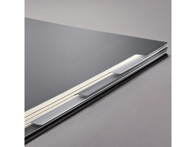 Notitieblok Conceptum met register spiraal zwart 5mm ruit hardcover. 160 pagina's 80 grams chamoiskleurig papier. Ontmoet snelzak. 4-voudige perforatie, kopregel voor datum. PEFC-gecertificeerd