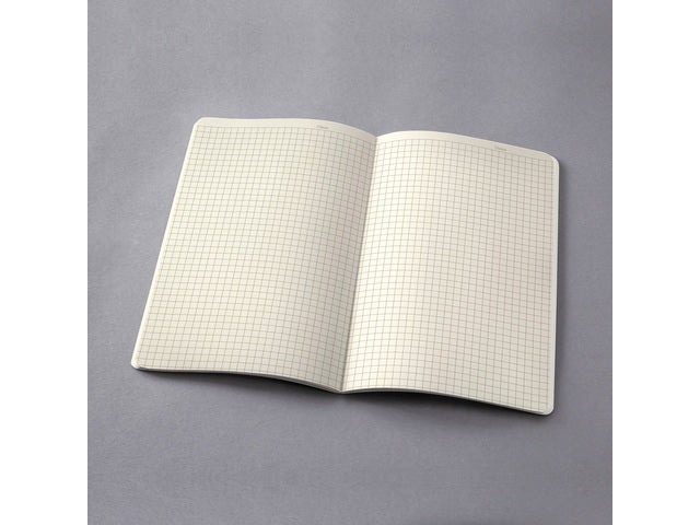 Notitieboek Conceptum A4 zwart 5mm ruit softcover. 64 pagina's 80 grams chamoiskleurig papier. Ontmoet snelzak. 4-voudige perforatie, kopregel voor datum. PEFC-gecertificeerd