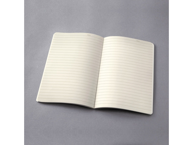 Notitieboek Conceptum A4 zwart gelinieerd softcover. 64 pagina's 80 grams chamoiskleurig papier. Ontmoet snelzak. 4-voudige perforatie, kopregel voor datum. PEFC-gecertificeerd