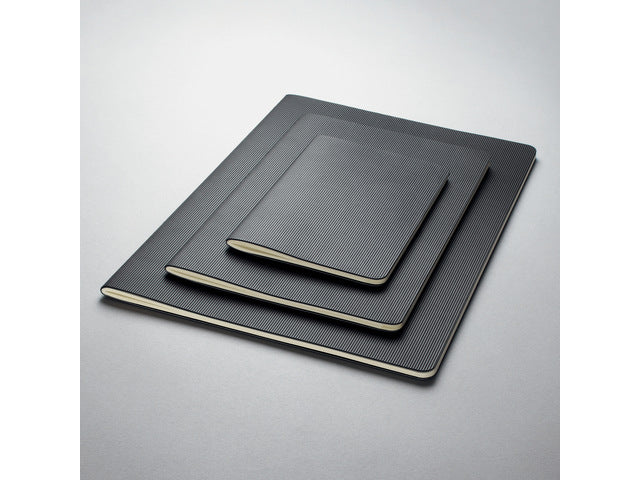 Notitieboek Conceptum A4 zwart gelinieerd softcover. 64 pagina's 80 grams chamoiskleurig papier. Ontmoet snelzak. 4-voudige perforatie, kopregel voor datum. PEFC-gecertificeerd